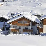 Alpen Royal con giardino e raggiungibile con gli sci ai piedi